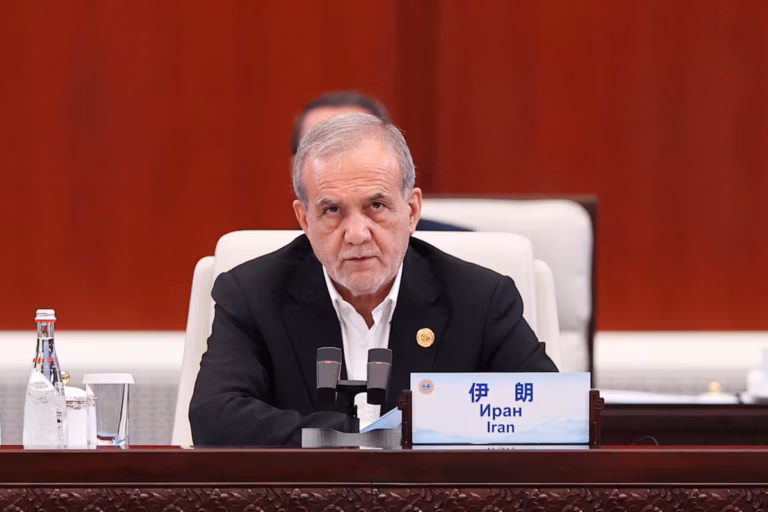 Pezeshkian assure que l’Iran surmontera un éventuel retour des sanctions @AP