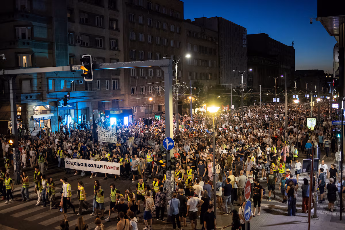 Serbie - des dizaines de milliers de manifestants réclament des élections anticipées à Belgrade @AP