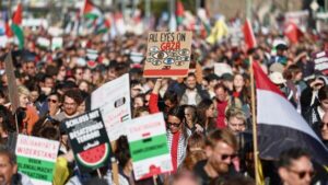 Berlin : des dizaines de milliers de manifestants réclament la fin de la guerre Israël-Hamas @AP
