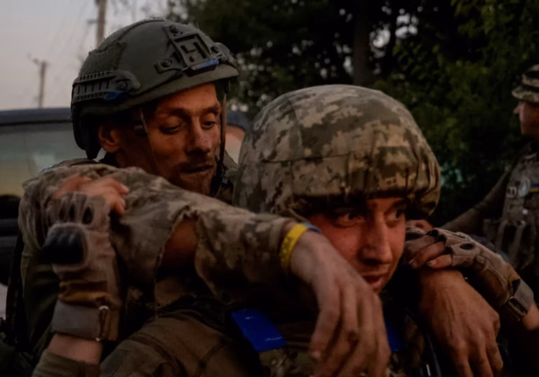 Ukraine - l’incroyable évasion d’un soldat blessé qui a survécu cinq jours derrière les lignes russes @AP