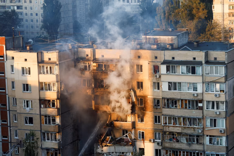 Un nourrisson parmi les victimes d’une attaque russe qui a incendié un bâtiment gouvernemental à Kiev @AP