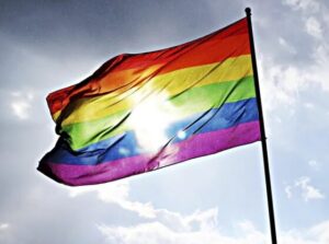 Au Mans, un local associatif LGBT vandalisé, une attaque perçue comme un acte politique @Rawxipel