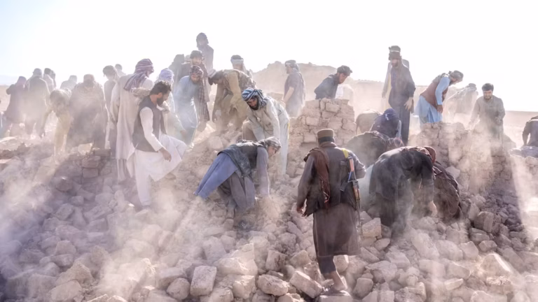 Un séisme dévastateur en Afghanistan fait plus de 800 morts et 2 800 blessés @AP
