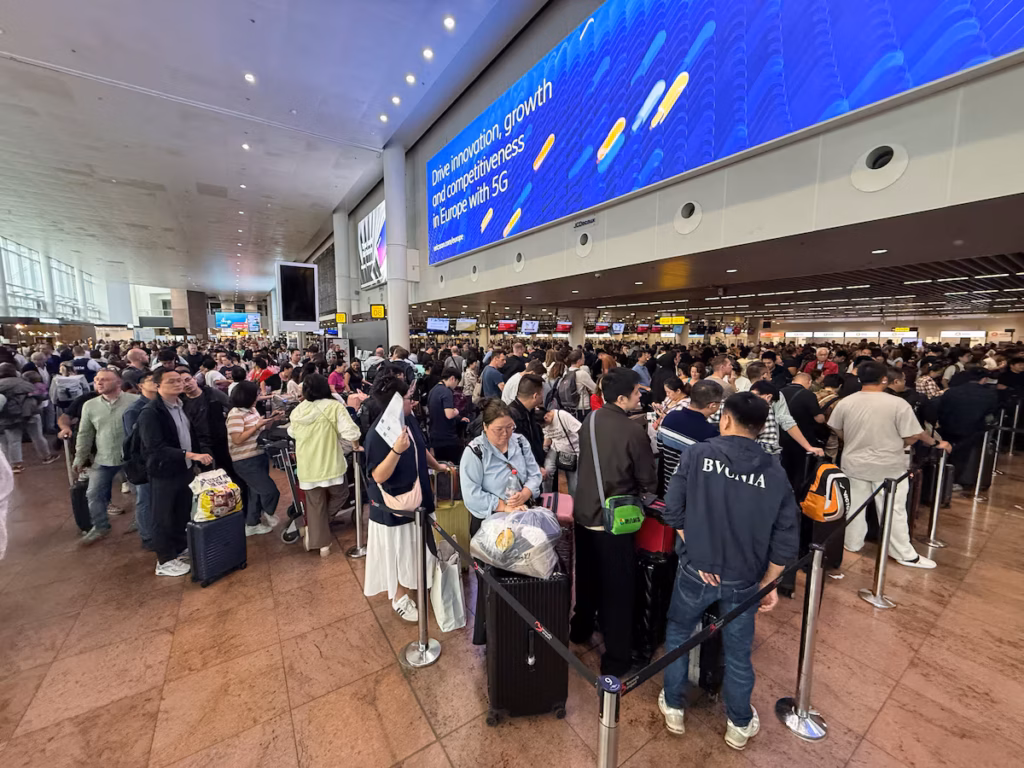 Une cyberattaque perturbe les opérations dans plusieurs grands aéroports européens, dont Heathrow et Bruxelles @AP