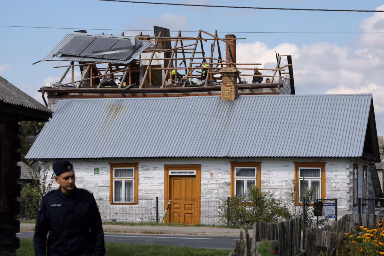 Varsovie admet qu’un missile polonais a probablement frappé une maison lors d’une attaque de drones russes @AP