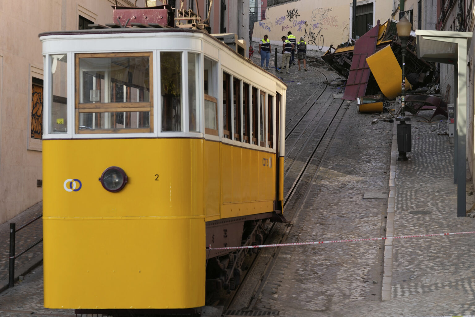 Déraillement du funiculaire au Portugal : le bilan s'alourdit à 17 morts. Une Française parmi les blessés. (AP/Armando Franca)