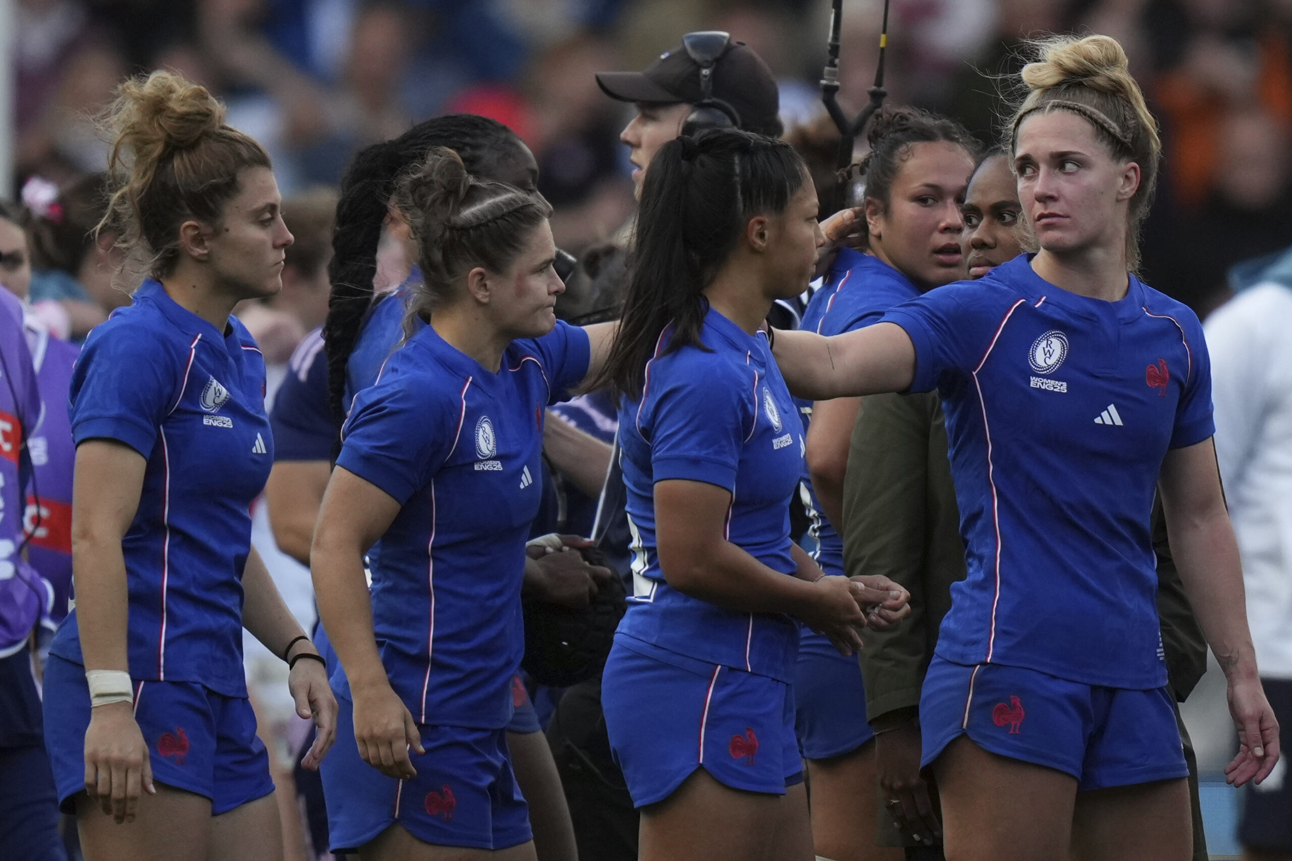Coupe du monde de rugby féminin : pas de miracle pour la France, qui s’incline face à l’Angleterre en demi-finale. (AP/Alastair Grant)