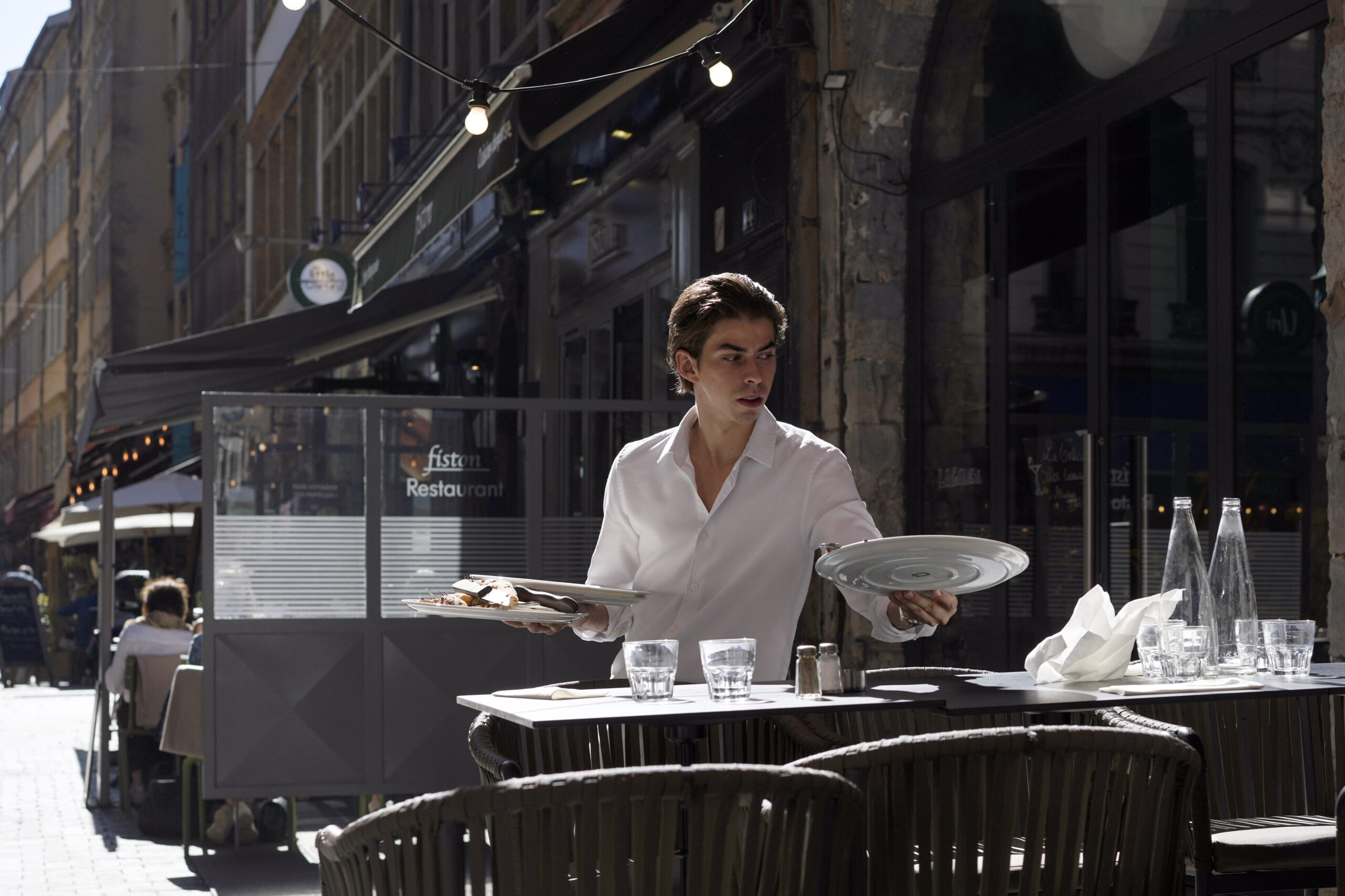 Les serveurs en colère ! Le gouvernement envisage de taxer les pourboires dans la restauration pour son budget 2026. (AP/Pavel Golovkin)