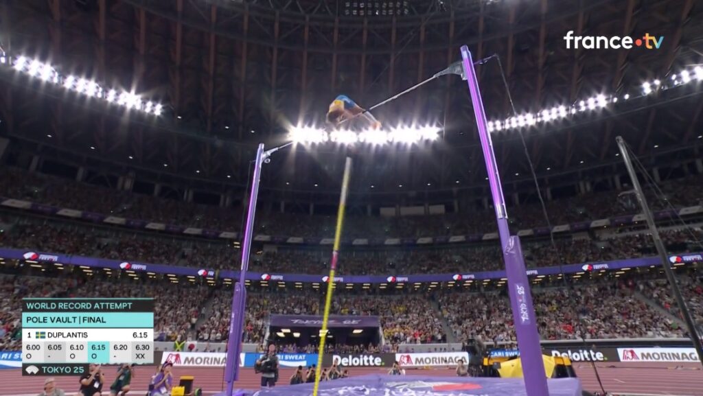 VIDÉO - Mondiaux d’athlétisme : Armand Duplantis bat son record du monde et franchit 6,30m. (Capture d'écran France Télévisions)