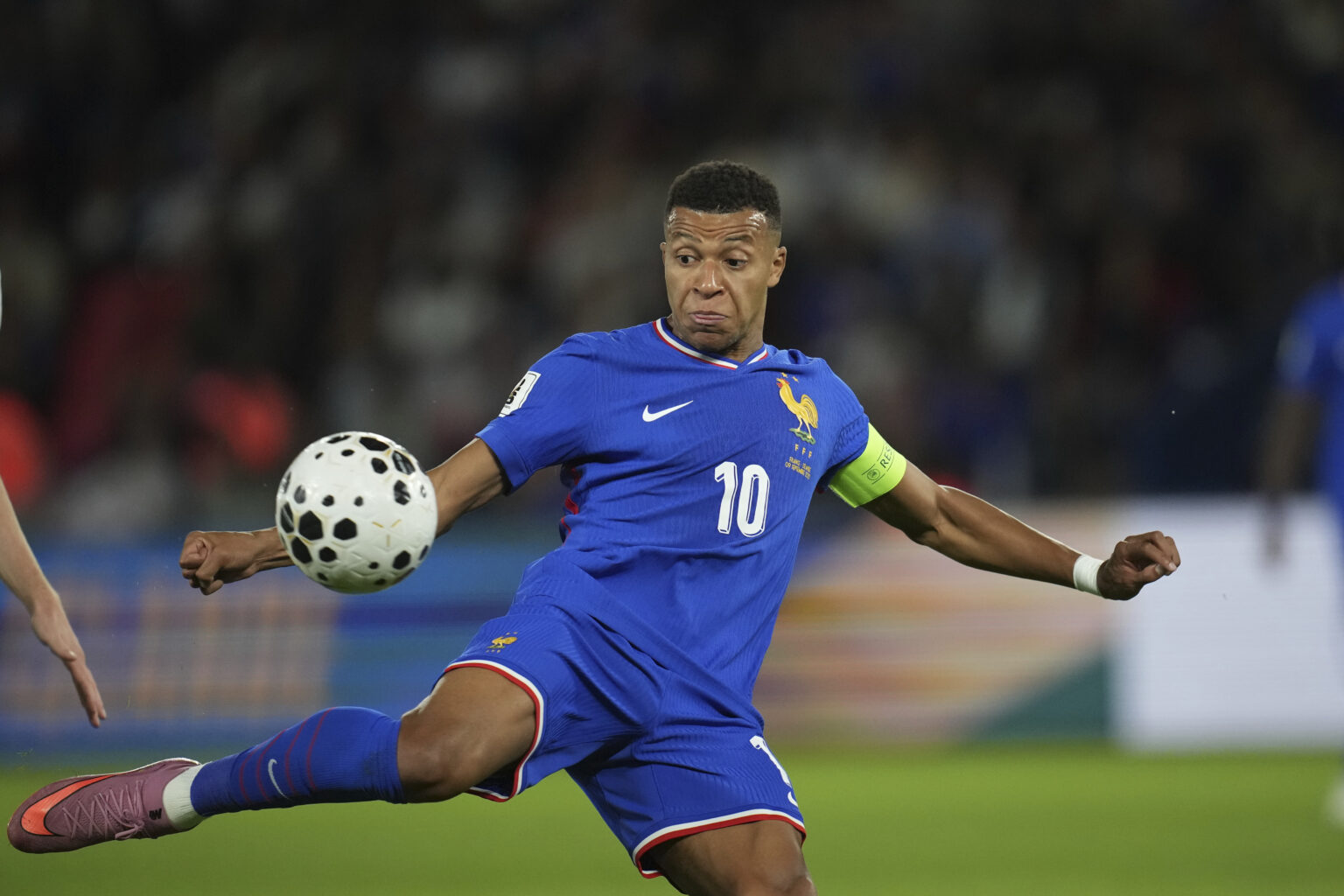 Kylian Mbappé : «Si je n’avais pas cette passion, le monde du football m’aurait dégoûté depuis longtemps.» Les confidences du capitaine des Bleus. (AP/Christophe Ena)