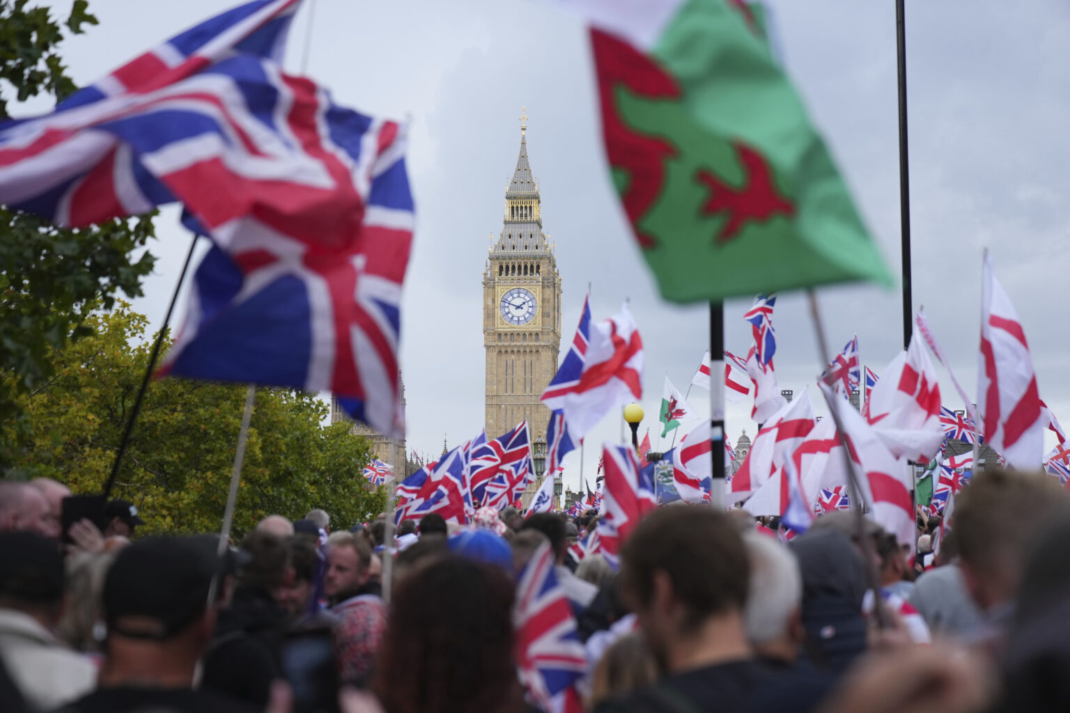 Manifestation géante de patriotes à Londres contre la politique migratoire, suite à l’appel de l’activiste Tommy Robinson. (AP)