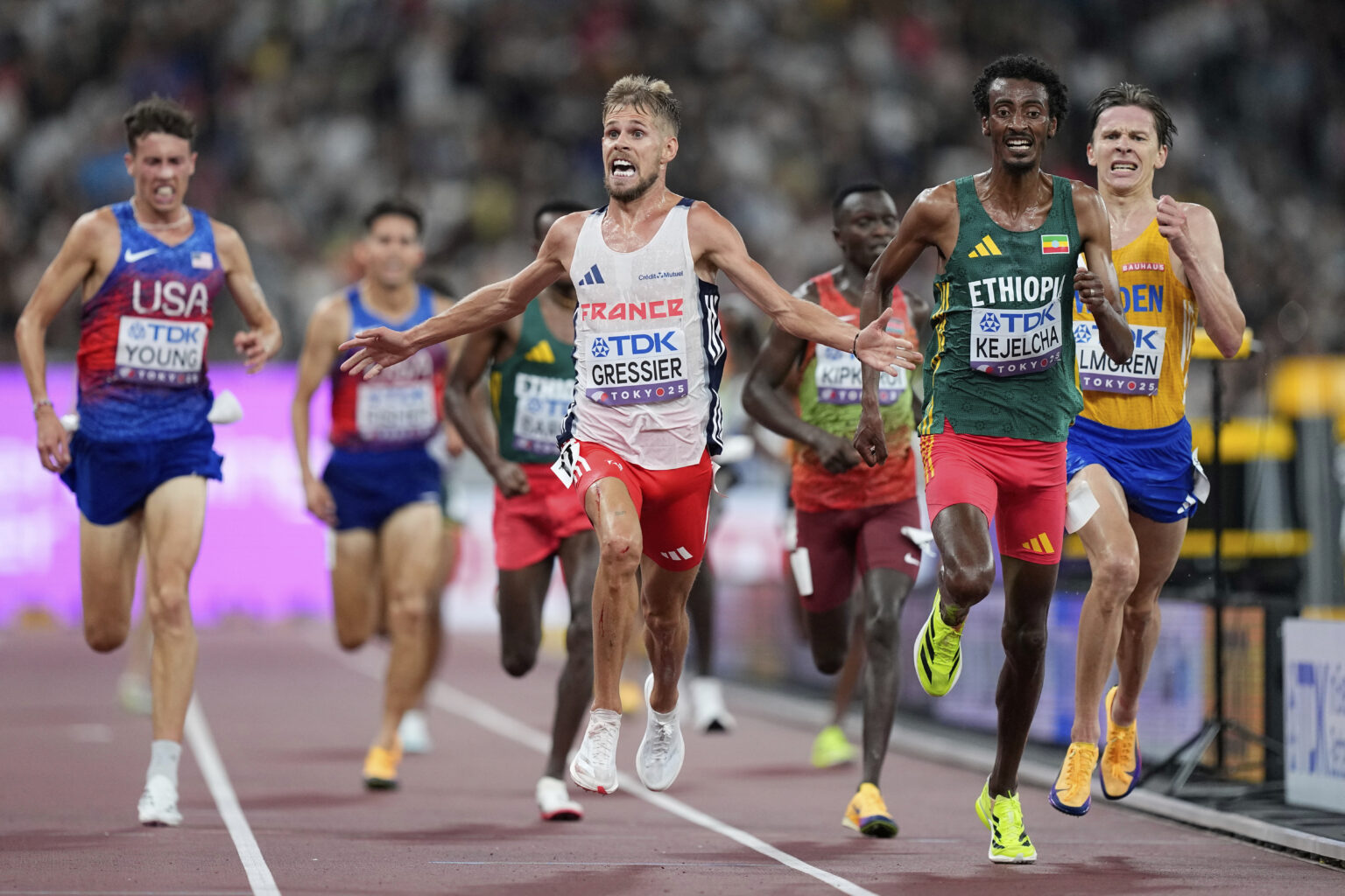 Mondiaux d’athlétisme : le Français Jimmy Gressier sacré champion du monde du 10.000m au terme d’un sprint d’anthologie. (AP/Petr David Josek)