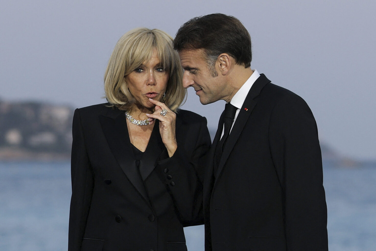 Le couple Macron va fournir des preuves scientifiques et photographiques pour réfuter les rumeurs de transexualité sur Brigitte Macron (AP/Christian Hartmann)
