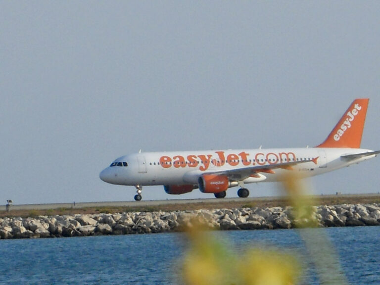 À trois mètres près, le drame. Un crash évité de justesse hier à l’aéroport de Nice. Le pilote easyJet est sorti du cockpit en larmes