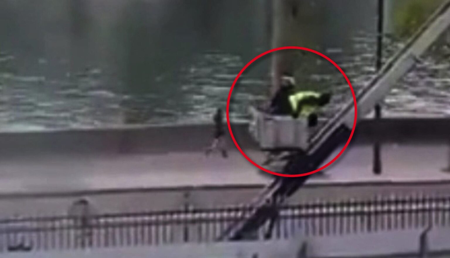 Découvrez la vidéo hallucinante de la fuite des cambrioleurs du musée du Louvre juste après le vol. (DR)