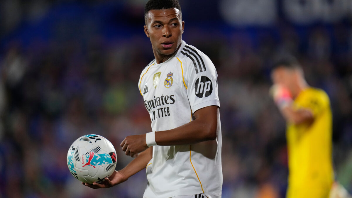 À défaut de gagner des trophées, Kylian Mbappé nominé pour la troisième fois consécutive meilleur joueur du mois en Liga. (AP/Manu Fernandez)