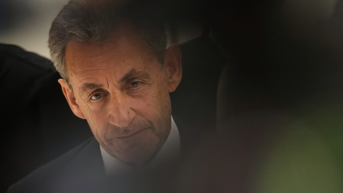 Nicolas Sarkozy insulté cette nuit en prison: trois détenus en garde à vue après avoir diffusé des vidéos menaçantes. (AP/ Christophe Ena)