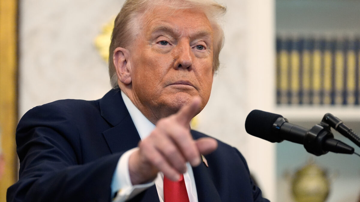 Trump annonce une percée commerciale majeure avec la Corée du Sud lors de son voyage en Asie (AP/Alex Brandon)