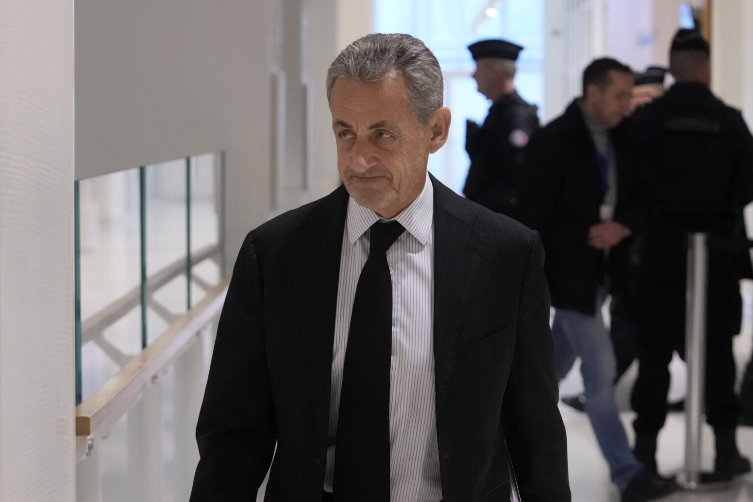 Direction la prison pour Nicolas Sarkozy. L'ancien président fixé ce lundi sur sa date d'incarcération. (AP/Michel Euler)