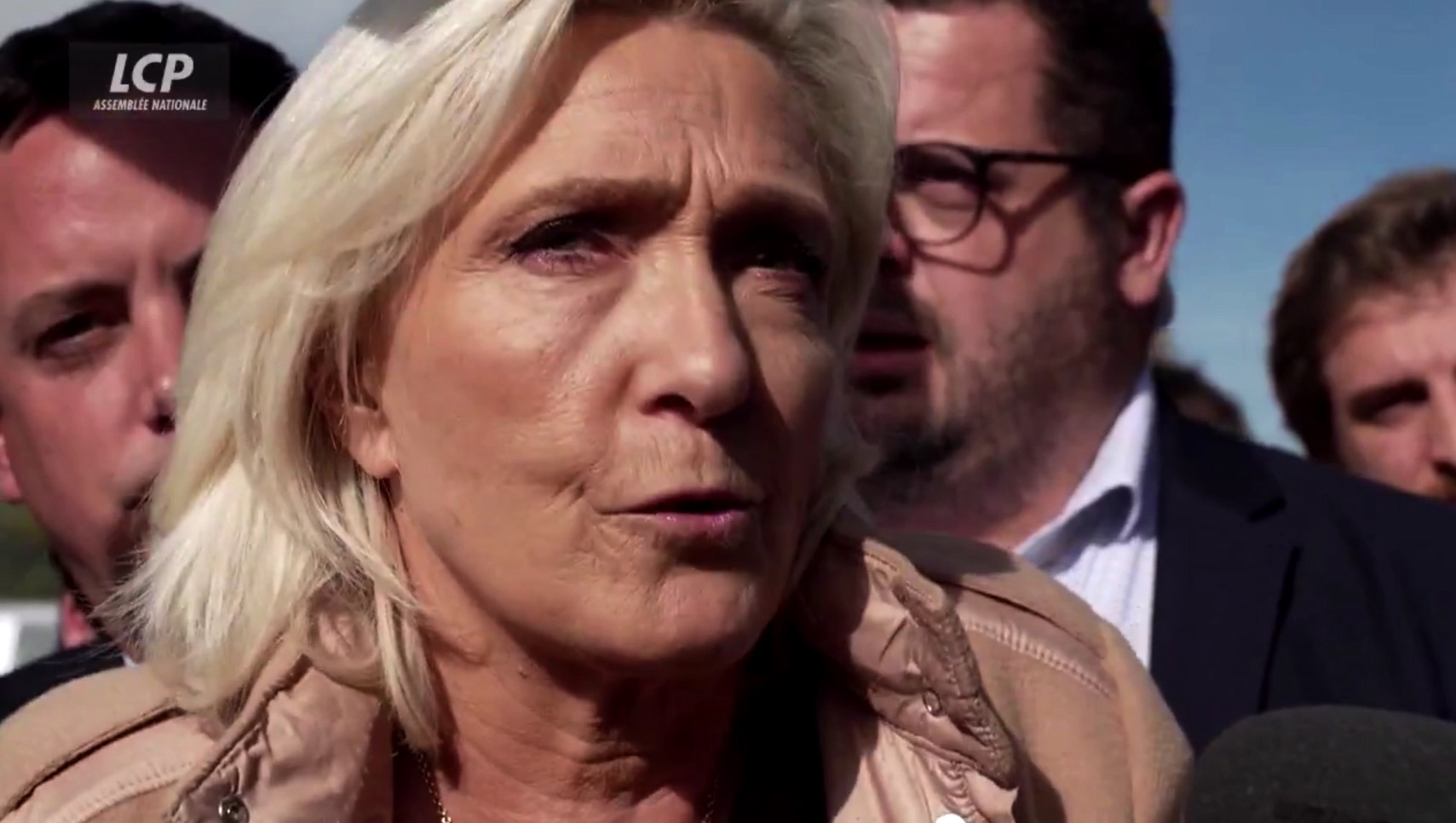 VIDÉO - La colère de Marine Le Pen: "Je censure tout! Là, maintenant, stop! La plaisanterie a assez duré. on siffle la fin de la récréation."