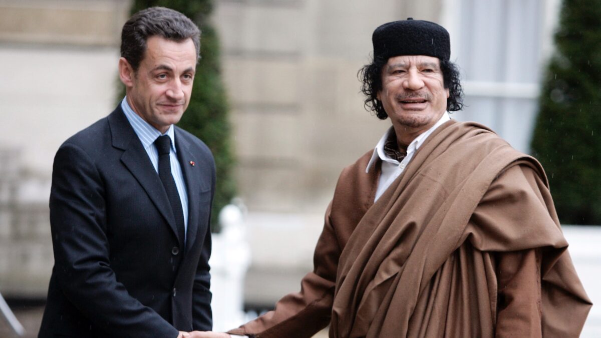 Explosif ! Une opération secrète pour tenter de blanchir Nicolas Sarkozy dans le dossier libyen ? C'est ce qu'affirme "Complément d'enquête". Reportage jeudi à 23h sur France 2. (AP/Francois Mori)