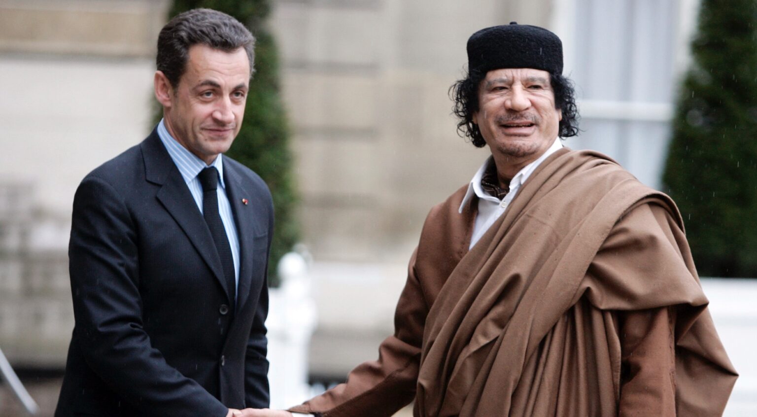 Explosif ! Une opération secrète pour tenter de blanchir Nicolas Sarkozy dans le dossier libyen ? C'est ce qu'affirme "Complément d'enquête". Reportage jeudi à 23h sur France 2. (AP/Francois Mori)