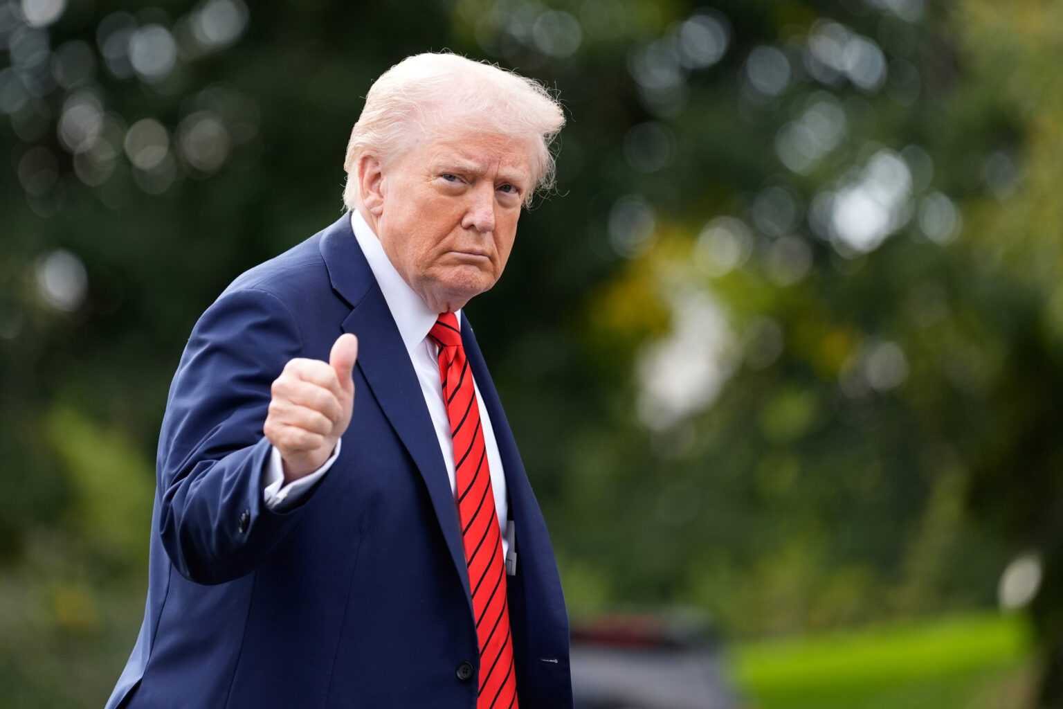 Donald Trump rend publique sa visite médicale annuelle. En "excellente santé", son âge cardiaque est 14 ans plus jeune que son âge réel. (AP/Alex Brandon)