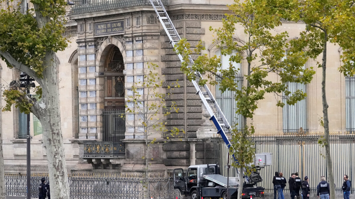 Vol au Louvre : le musée restera finalement fermé aujourd'hui. Le point sur ce que l'on sait. (AP/Thibault Camus)