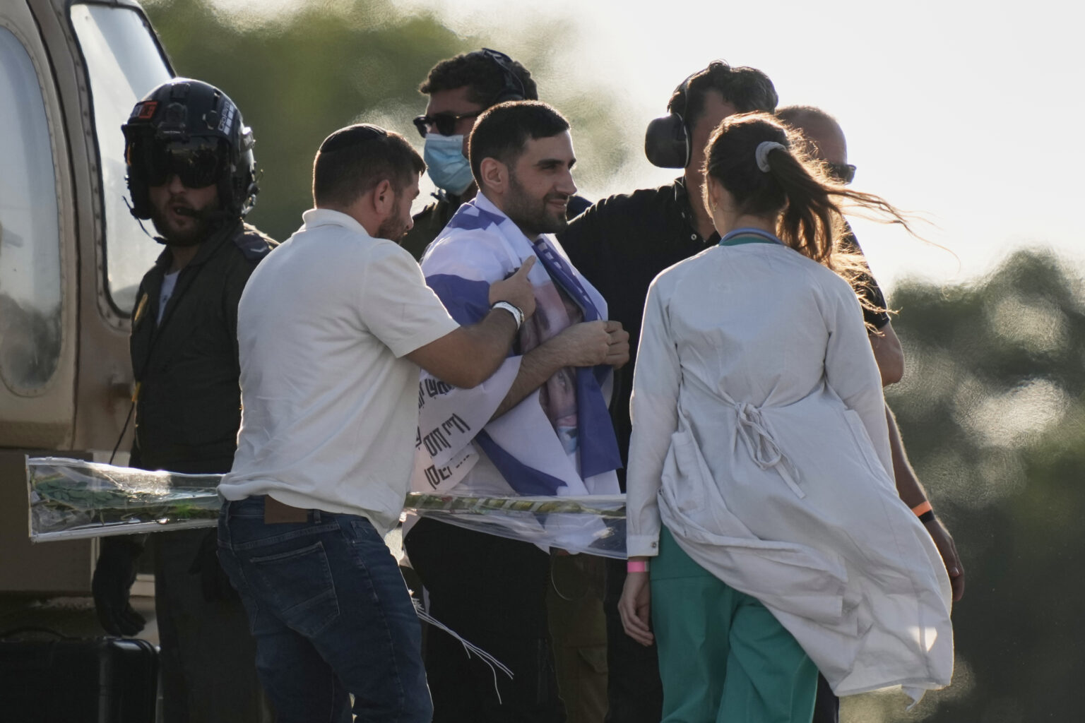 Segev Kalfon, un otage israélien libéré de la bande de Gaza, descend d’un hélicoptère au centre médical Sheba, à Ramat Gan, en Israël, lundi 13 octobre 2025. (AP Photo/Leo Correa)