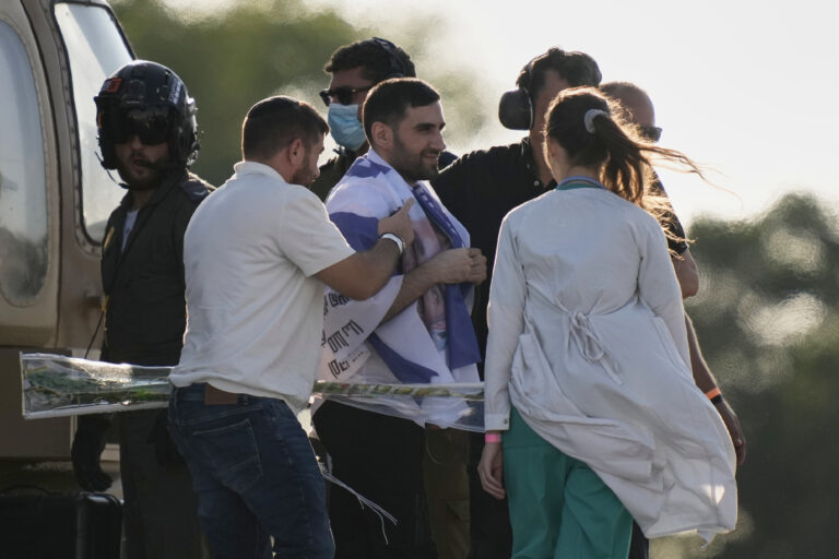 Segev Kalfon, un otage israélien libéré de la bande de Gaza, descend d’un hélicoptère au centre médical Sheba, à Ramat Gan, en Israël, lundi 13 octobre 2025. (AP Photo/Leo Correa)