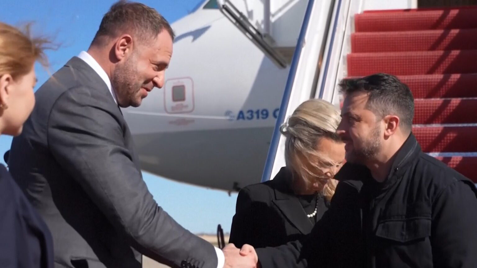 VIDÉO - Une scène assez étonnante: Zelensky accueilli à Washington... par son propre directeur de cabinet, Andriy Yermak ! (AP)