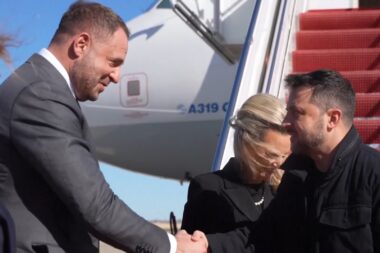 VIDÉO - Une scène assez étonnante: Zelensky accueilli à Washington... par son propre directeur de cabinet !