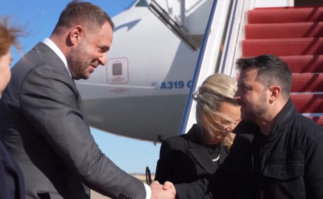 VIDÉO - Une scène assez étonnante: Zelensky accueilli à Washington... par son propre directeur de cabinet !