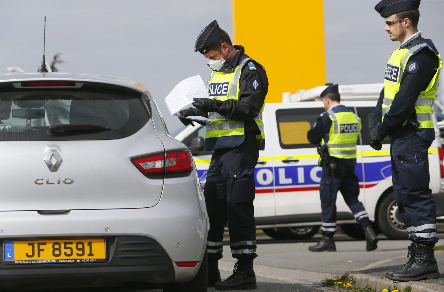 L’Union européenne réforme le permis de conduire. Les conducteurs étrangers pourront perdre des points en France. (AP/Michel Spingler)