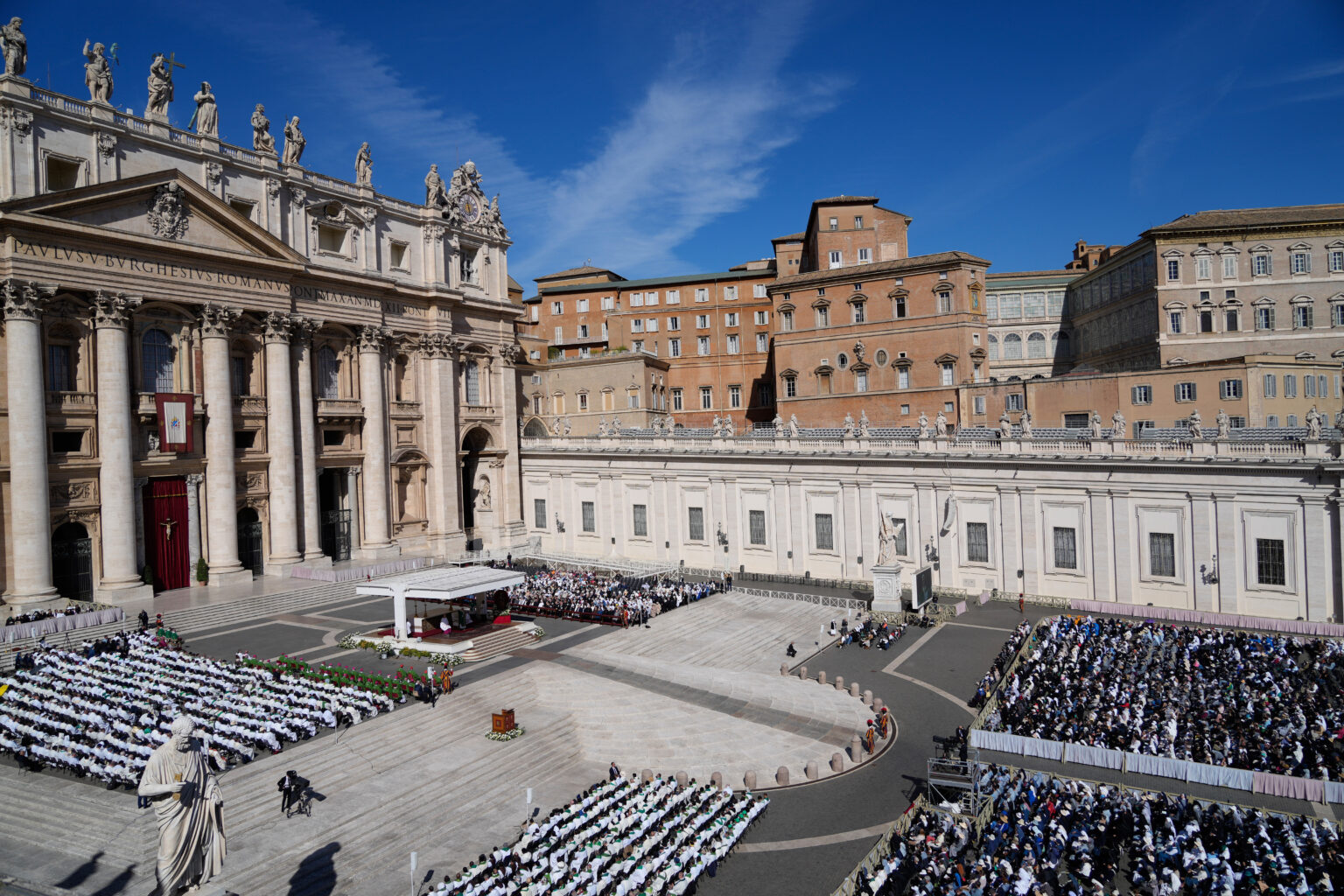 Vatican : une prière pour la Paix organisée ce samedi sur la Place Saint-Pierre avec le Pape Léon XIV. (AP/Gregorio Borgia)