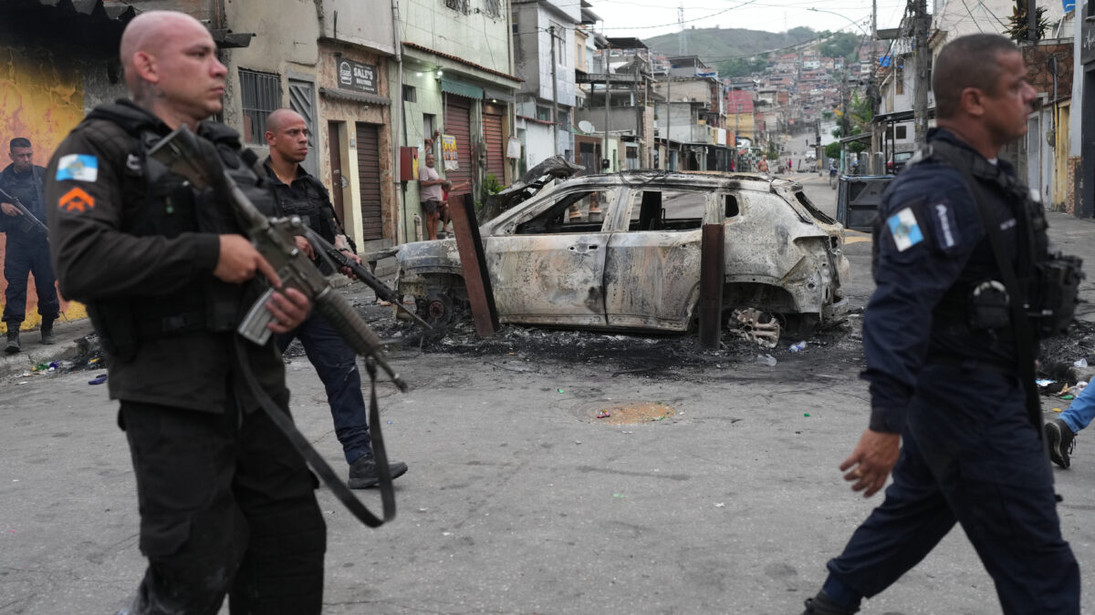 VIDÉO - Opération policière d’une ampleur exceptionnelle à Rio de Janeiro contre des narcotrafiquants. Au moins 64 morts. (AP/Silvia Izquierdo)