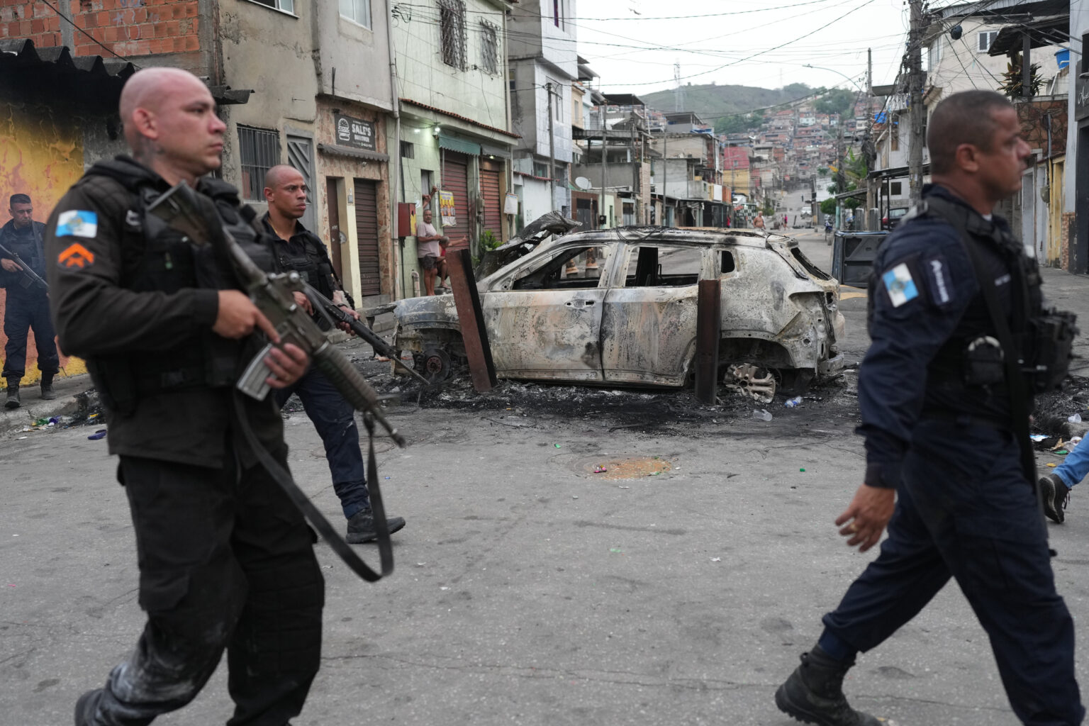 VIDÉO - Opération policière d’une ampleur exceptionnelle à Rio de Janeiro contre des narcotrafiquants. Au moins 64 morts. (AP/Silvia Izquierdo)