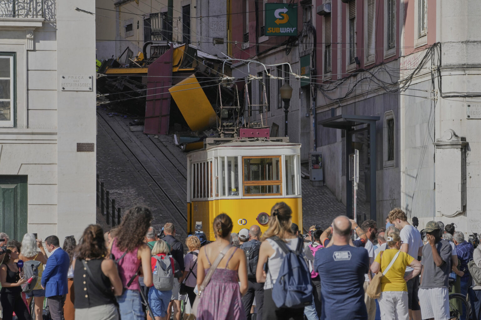 Révélations - Accident du funiculaire à Lisbonne: un câble défectueux et des failles de maintenance en cause. (AP/Armando Franca)