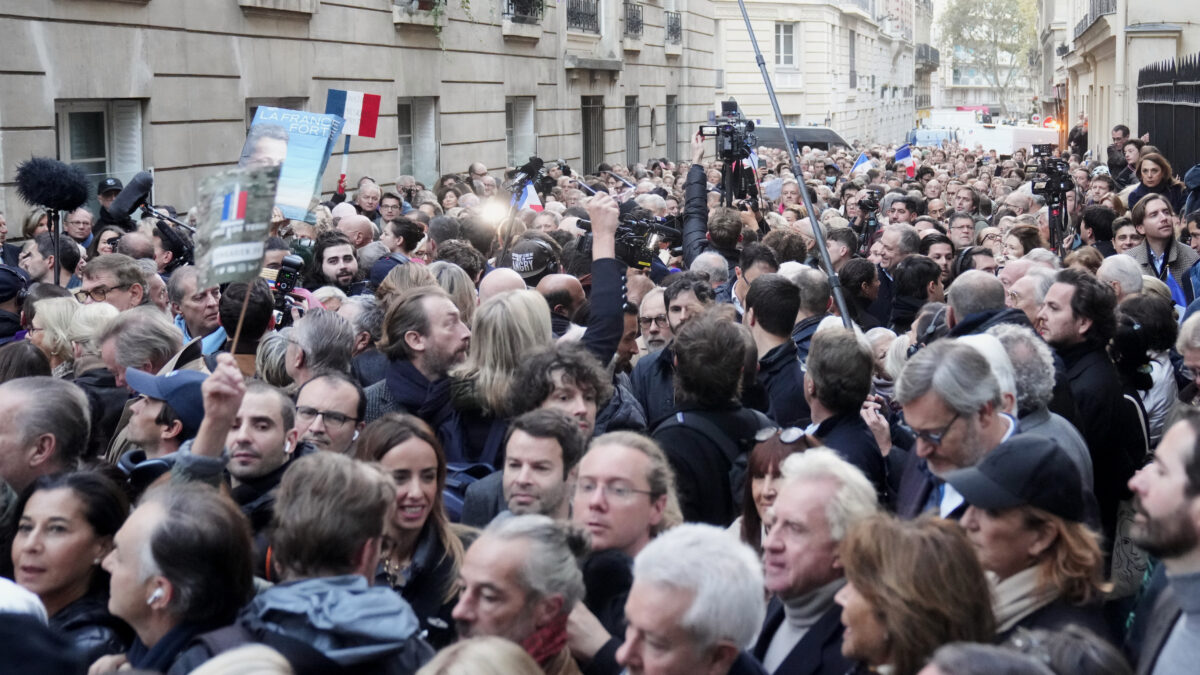 Incarcération de Nicolas Sarkozy : grosse mobilisation dans la rue en soutien à l'ancien président. (AP/ Thibault Camus)