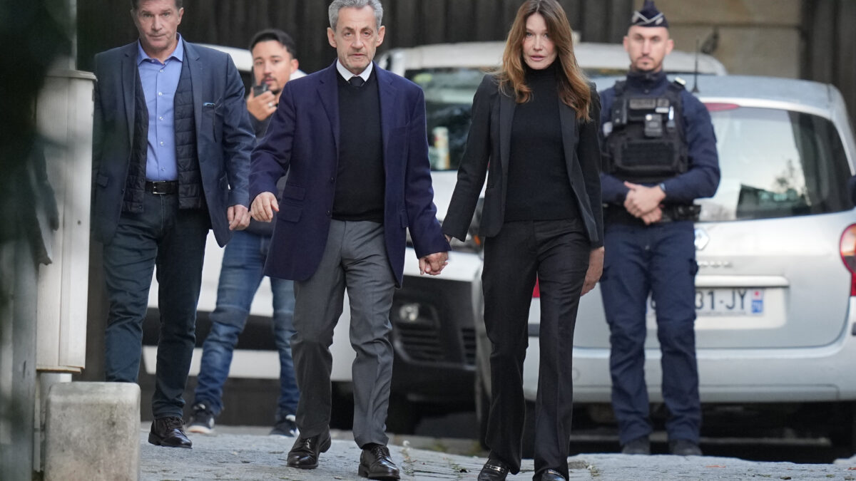Nicolas Sarkozy juste avant d'entrer en prison: "Ce n'est pas un ancien Président de la République que l'on enferme ce matin, c'est un innocent." (AP/Thibault Camus)