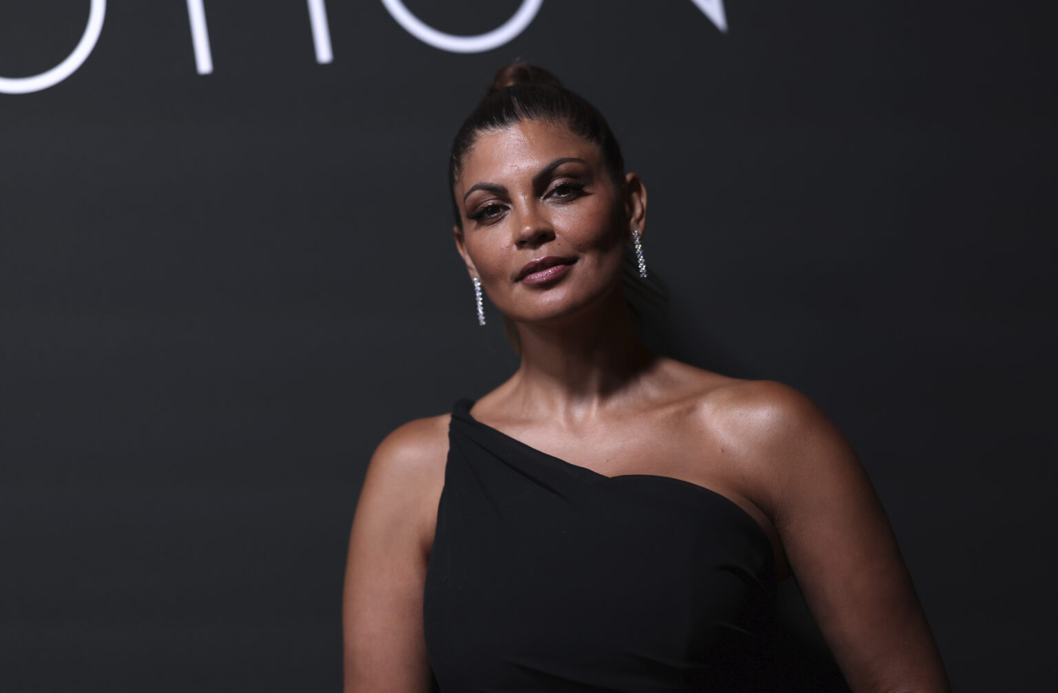 L’humoriste Nawell Madani visée par une enquête après un coup de pied porté à un enfant de 6 ans sur les Champs-Élysées. (AP/Vianney Le Caer)