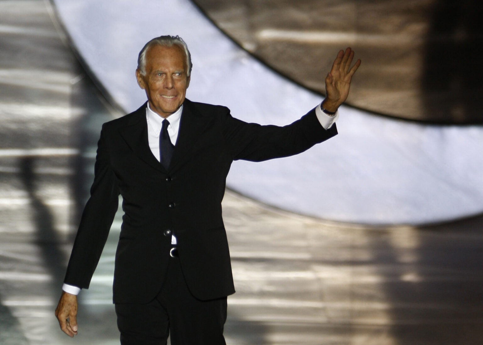Décès de Giorgio Armani: son testament impose une vente partielle de la marque. LVMH et L'Oréal sur les rangs. (AP/Kamran Jebreili)