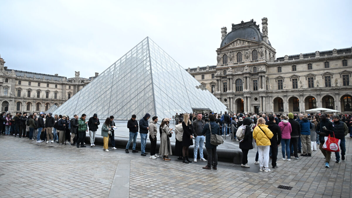 Insolite - Le lieu du braquage du Musée du Louvre devient une nouvelle attraction touristique. (AP/Emma Da Silva)