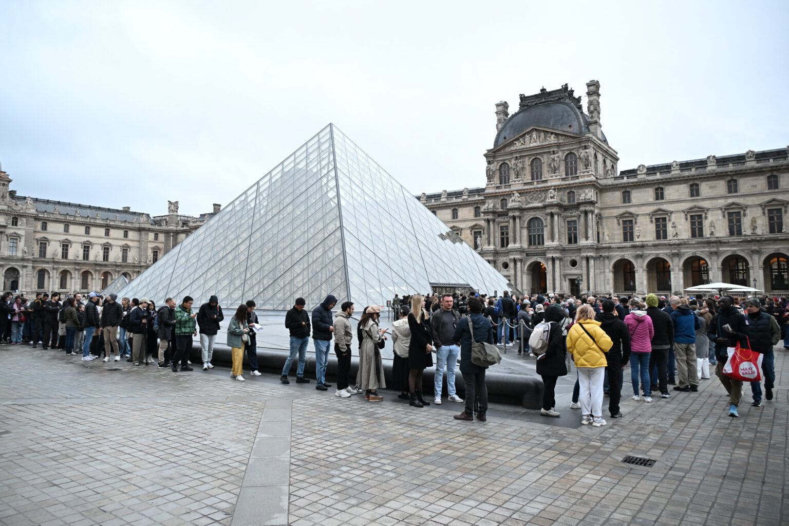 Insolite - Le lieu du braquage du Musée du Louvre devient une nouvelle attraction touristique. (AP/Emma Da Silva)