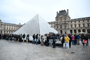 Insolite - Le lieu du braquage du Musée du Louvre devient une nouvelle attraction touristique