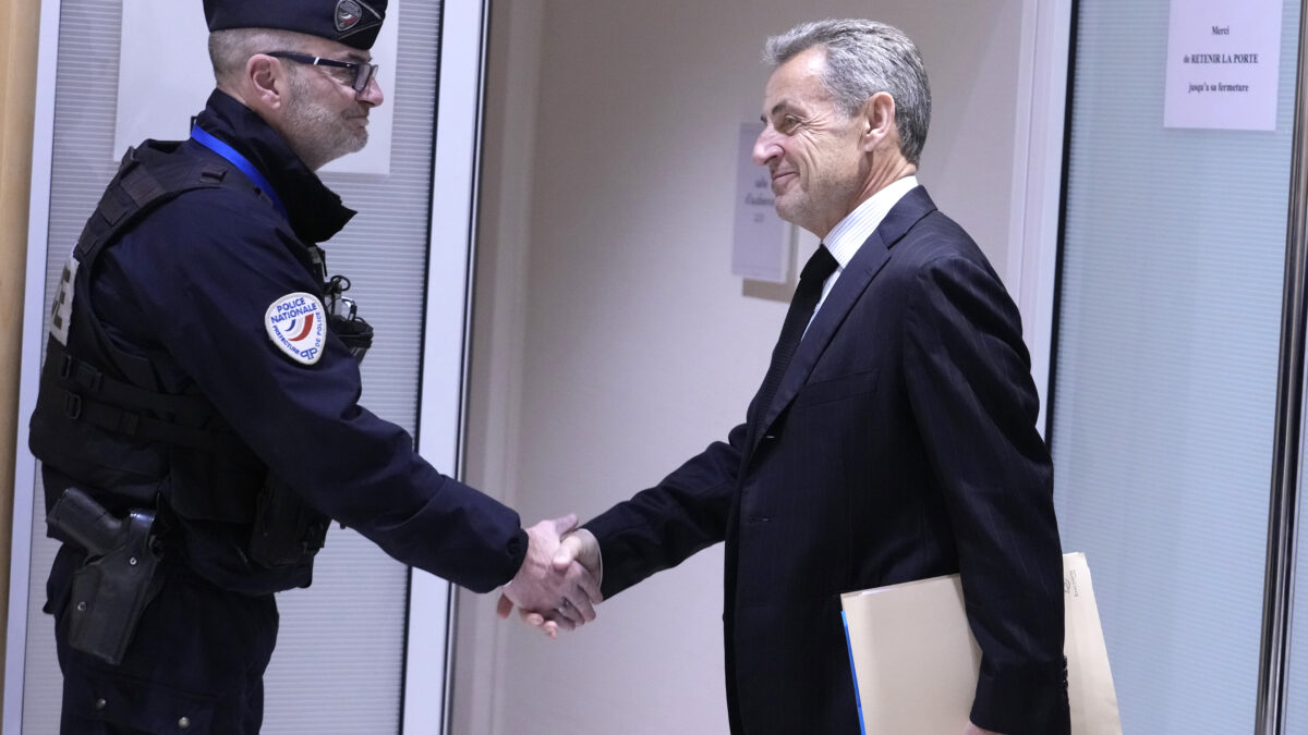 Fouille intégrale, photo d'identité, empruntes digitales... Découvrez comment va se dérouler l'arrivée de Nicolas Sarkozy en prison. (AP/Michel Euler)