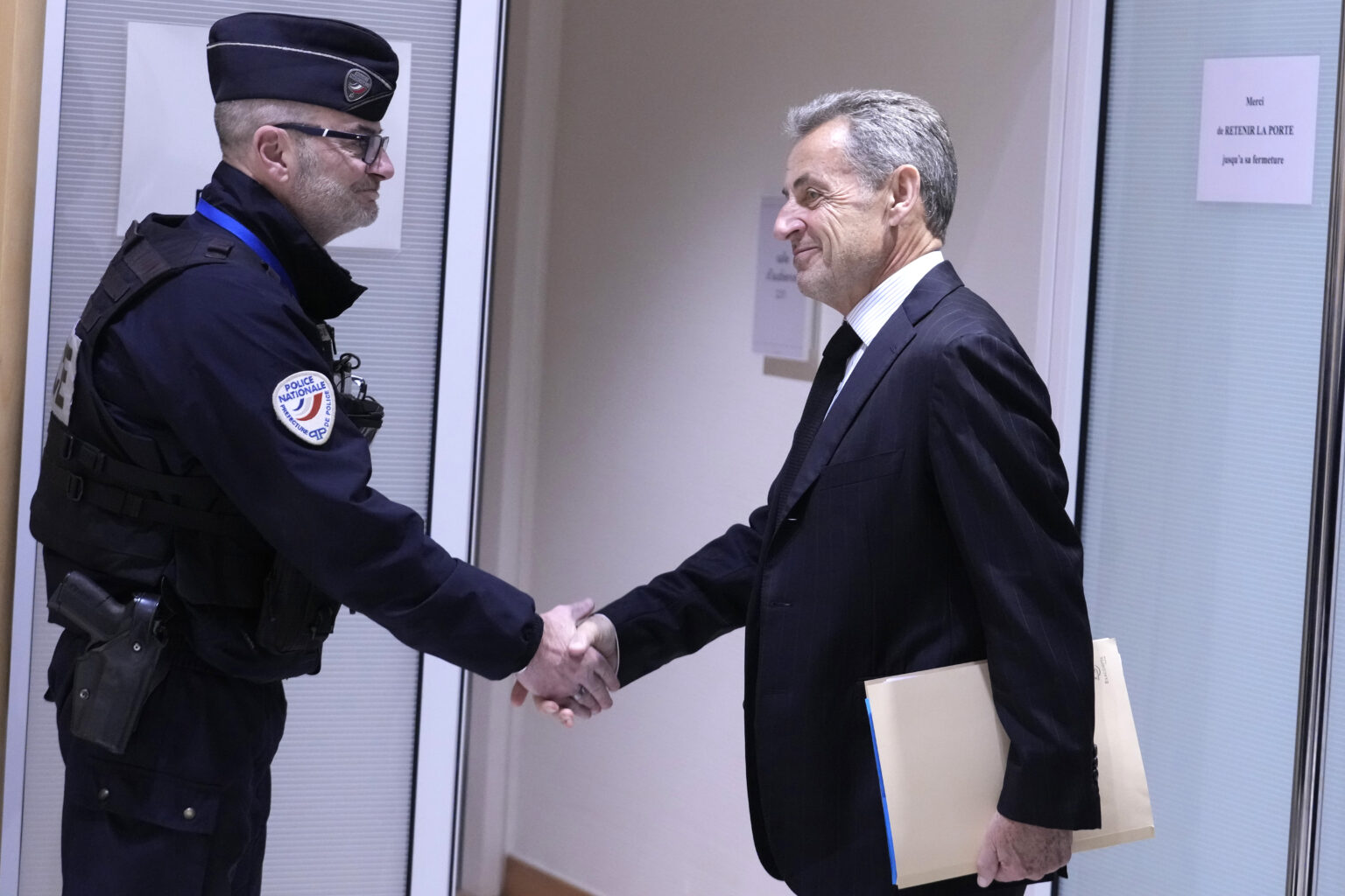 Fouille intégrale, photo d'identité, empruntes digitales... Découvrez comment va se dérouler l'arrivée de Nicolas Sarkozy en prison. (AP/Michel Euler)