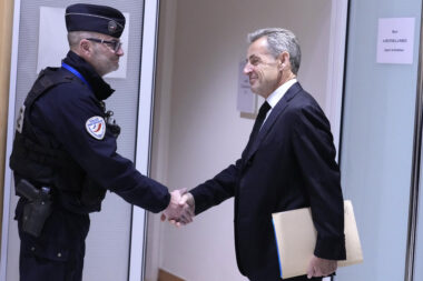 Fouille intégrale, photo d'identité, empruntes digitales... Découvrez comment va se dérouler l'arrivée de Nicolas Sarkozy en prison