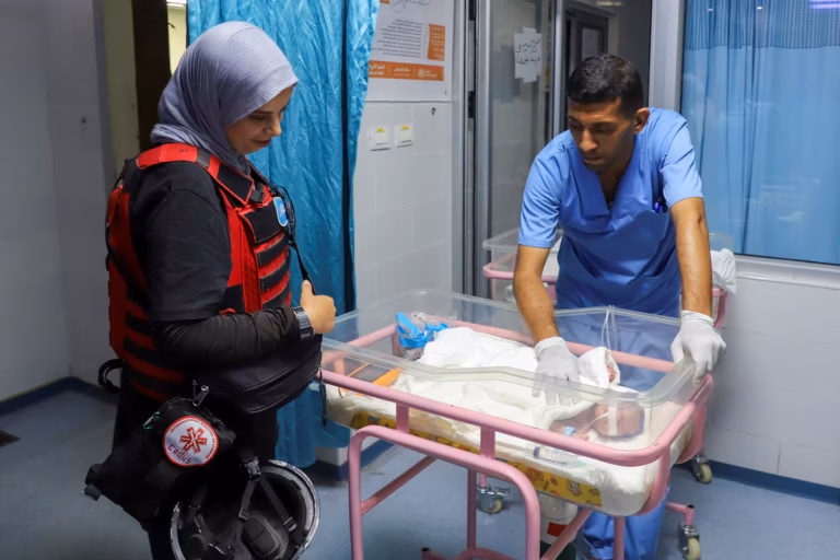 À Gaza, des bébés partagent des masques à oxygène faute d’équipement, déplore l’UNICEF (AP)