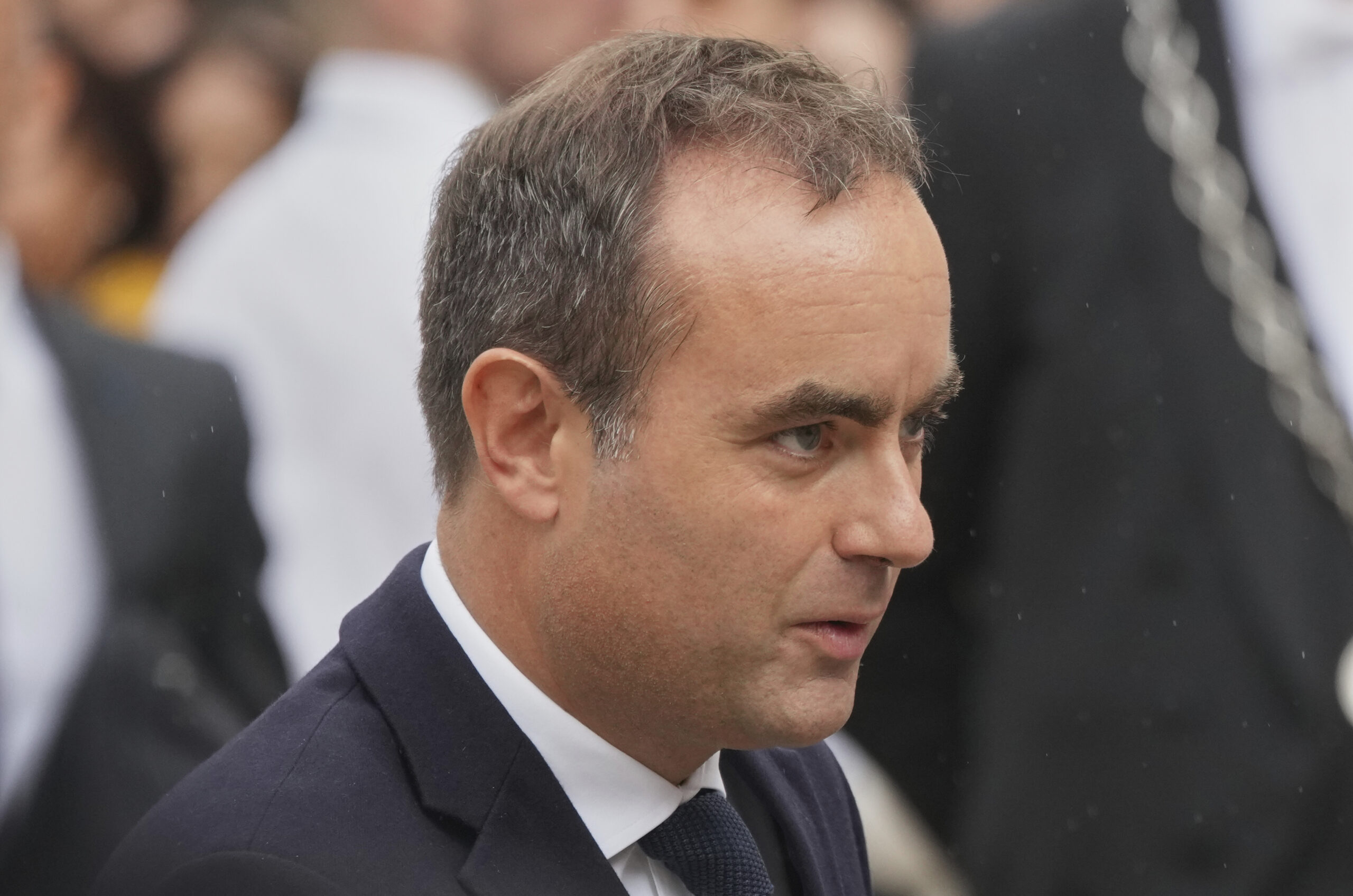 Sébastien Lecornu, sans gouvernement, piégé entre LR et le MoDem à 48 heures de son discours de politique générale (AP Photo/Christophe Ena)